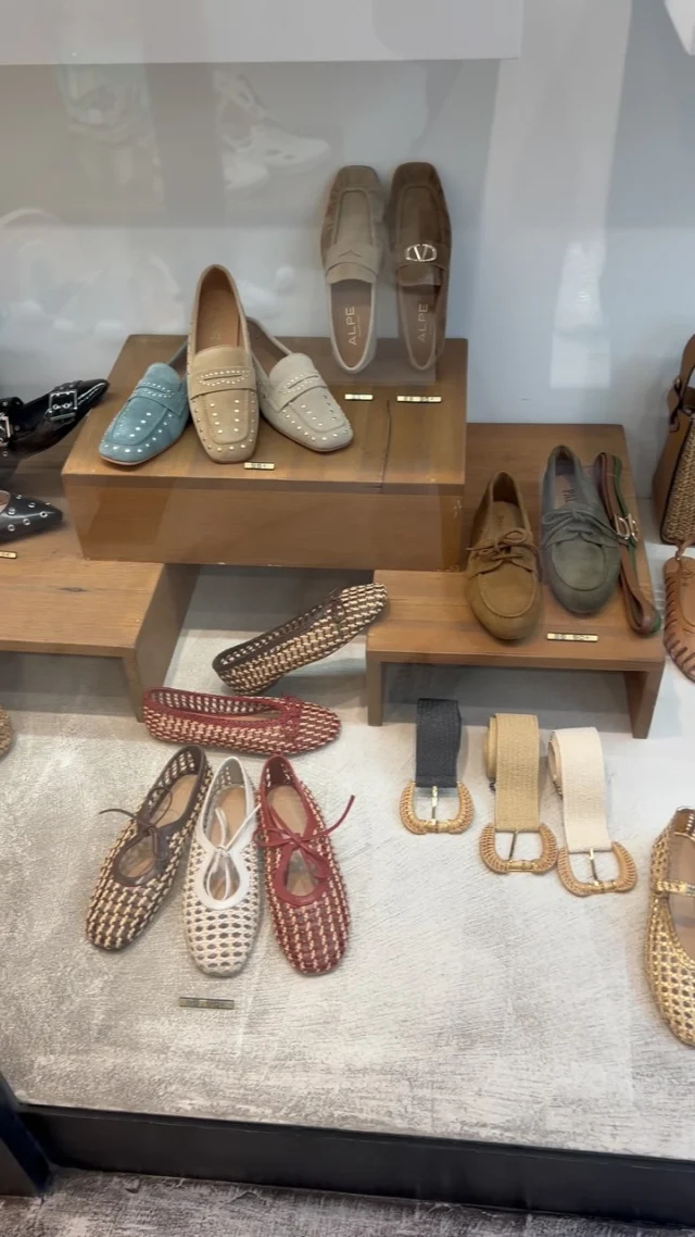 Tenemos escaparate nuevo con lo último para estos días de primavera ✨
#ss25 #springsummercollection #zaragoza #tiendasdezaragoza #streetstyle #madeinspain #zapatosdeunpalmo #palmoshop