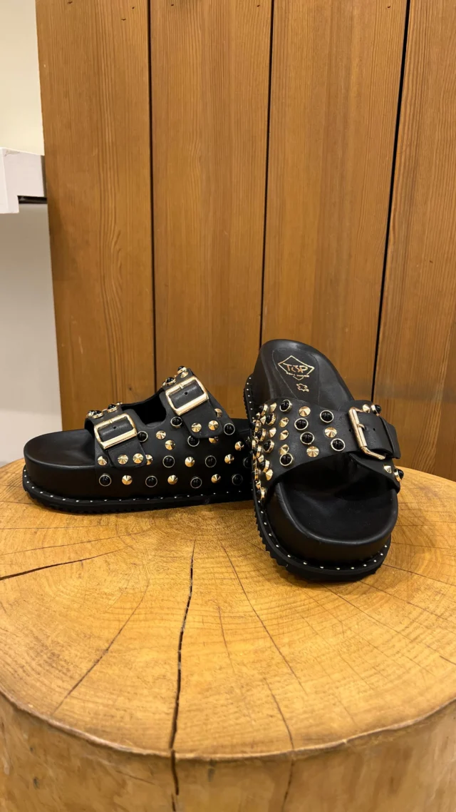 Te van las tachuelas?
Pues estos dos modelos te van a encantar!
#ss25 #springsummercollection #zaragoza #tiendasdezaragoza #streetstyle #madeinspain #zapatosdeunpalmo #palmoshop