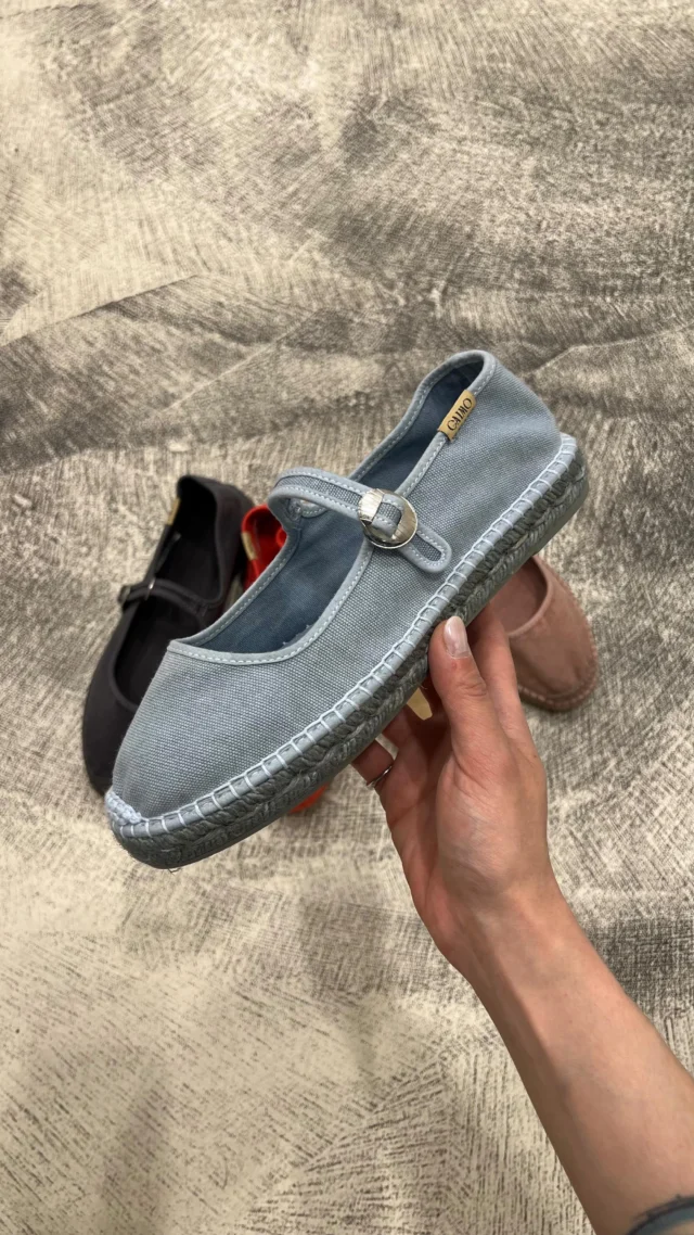 Empezamos la semana con este azul tan bonito para la primavera!
#newcollection #ss25 #springsummercollection #zaragoza #tiendasdezaragoza #streetstyle #madeinspain #zapatosdeunpalmo #palmoshop
